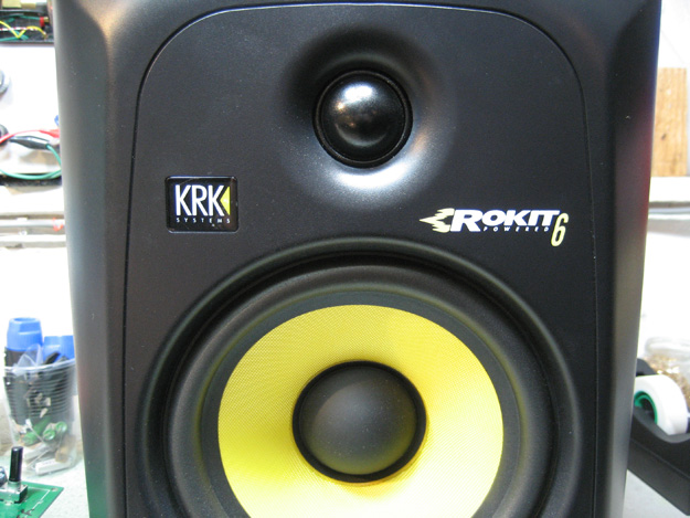 Η μπροστινή όψη ενός Studio monitor KRK SYSTEMS RP-6-G3 με τον χαρακτηριστικό κίτρινο κώνο